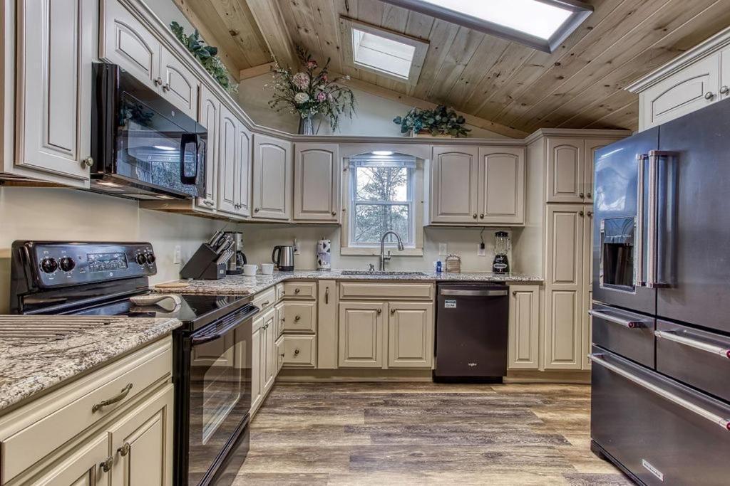 Whispering Winds, Hot Tub, Game Room, Wifi, 1089 Free Tickets Each Paid Day, Dollywood And More Gatlinburg Exterior foto
